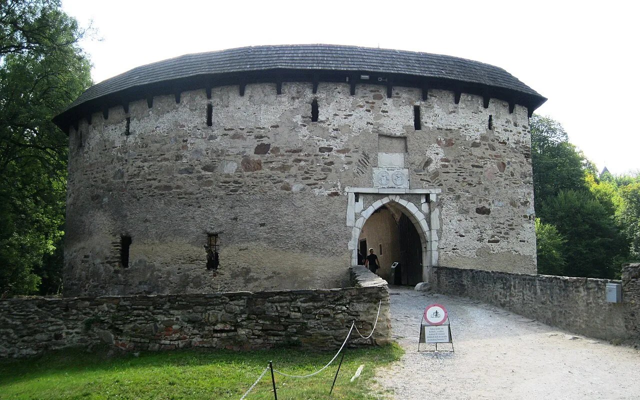 Das befestigte Barbakan-Torhaus von Pernštejn, dessen Mauern drei Meter dick sind