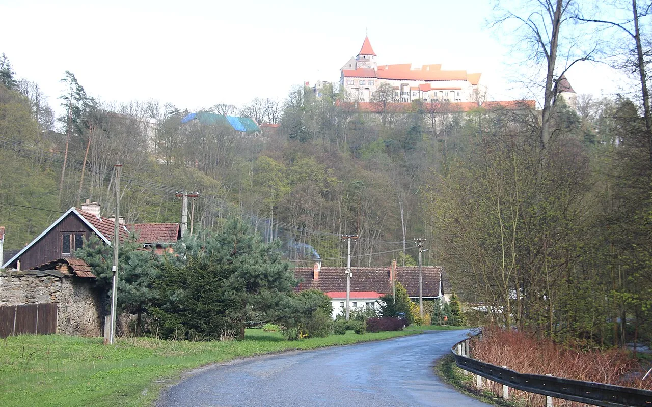 Das bewaldete Svratka-Tal unterhalb von Pernštejn Castle bei Nedvědice